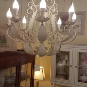 Lampadario in ferro laccato bianco a otto luci. Arredamento classico contemporaneo Siena e Firenze