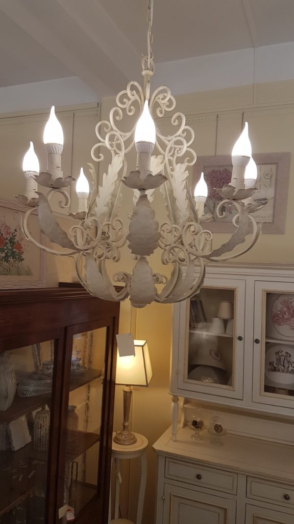 Lampadario in ferro laccato bianco a otto luci. Arredamento classico contemporaneo Siena e Firenze