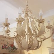 Lampadario in ferro laccato bianco a otto luci. Frontale. Arredamento classico contemporaneo Siena e Firenze