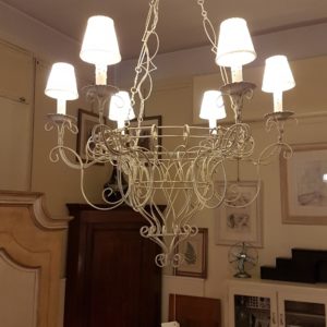 Lampadario in filo ferro laccato bianco a sei luci.Arredamento classico contemporaneo Siena e Firenze