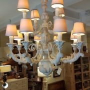Lampadario in legno intagliato laccato bianco a dodici luci. Acceso. Arredamento classico contemporaneo Siena e Firenze