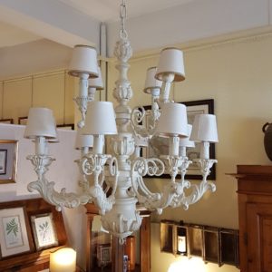 Lampadario in legno intagliato laccato bianco a dodici luci. Arredamento classico contemporaneo Siena e Firenze