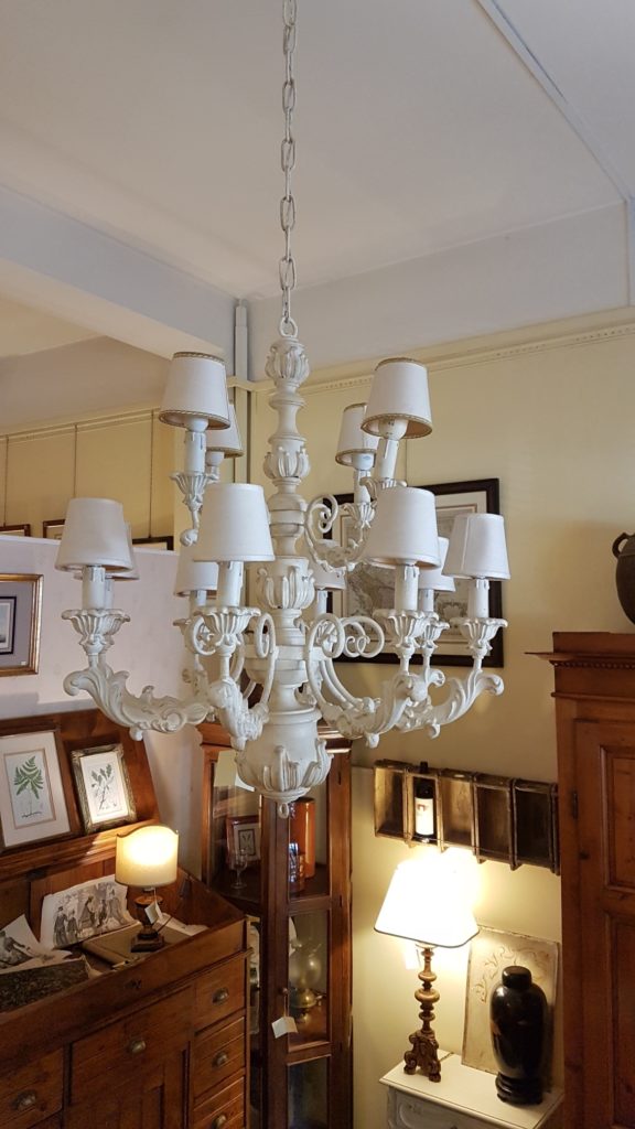 Lampadario in legno intagliato laccato bianco a dodici luci. Arredamento classico contemporaneo Siena e Firenze