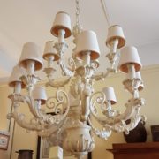 Lampadario in legno intagliato laccato bianco a dodici luci. Dal basso.Arredamento classico contemporaneo Siena e Firenze