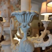 Lampadario in legno intagliato laccato bianco a dodici luci. Il braccio.Arredamento classico contemporaneo Siena e Firenze