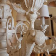 Lampadario in legno intagliato laccato bianco a dodici luci. Particolare intaglio braccio. Arredamento classico contemporaneo Siena e Firenze