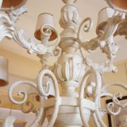 Lampadario in legno intagliato laccato bianco a dodici luci. Particolare intaglio centrale.Arredamento classico contemporaneo Siena e Firenze