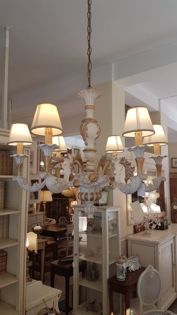 Lampadario in legno intagliato laccato bianco e foglia oro a sei luci.Arredamento classico contemporaneo Siena e Firenze