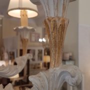 Lampadario in legno intagliato laccato bianco e foglia oro a sei luci.Particolare braccio.Arredamento classico contemporaneo Siena e Firenze