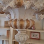 Lampadario in legno intagliato laccato bianco e foglia oro a sei luci.Particolare.Arredamento classico contemporaneo Siena e Firenze