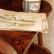 Libreria étager coloniale in legno di teak lucidata a gommalacca.Particolare laterale. Arredamento classico contemporaneo Siena e Firenze