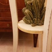 Porta vaso colonna in legno laccato a mano a tre gambe con piano rotondo. Il piano sottostante. Arredamento classico contemporaneo Siena e Firenze