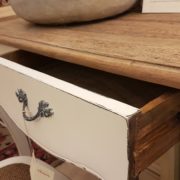 Scrittoio con base laccata e piano top in abete vecchio.Apertura cassetto.Arredamento country Siena e Firenze