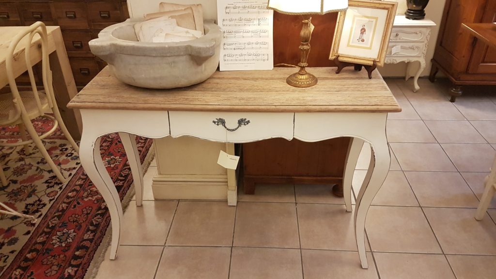 Scrittoio con base laccata e piano top in abete vecchio.Arredamento country Siena e Firenze
