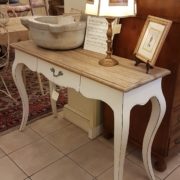 Scrittoio con base laccata e piano top in abete vecchio.Arredamento country Siena e Firenze