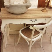 Scrittoio con base laccata e piano top in abete vecchio.Frontale.Arredamento country Siena e Firenze