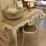 Scrittoio con base laccata e piano top in abete vecchio.Laterale.Arredamento country Siena e Firenze