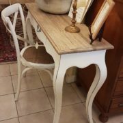 Scrittoio con base laccata e piano top in abete vecchio.Particolare laterale.Arredamento country Siena e Firenze