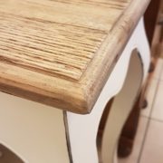 Scrittoio con base laccata e piano top in abete vecchio.Particolare piano.Arredamento country Siena e Firenze