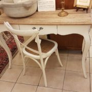 Scrittoio con base laccata e piano top in abete vecchio.Veduta frontale.Arredamento country Siena e Firenze