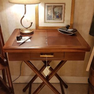 Tavolino scrittoio coloniale in legno di teak Piano in pelle.Arredamento classico contemporaneo Siena e Firenze