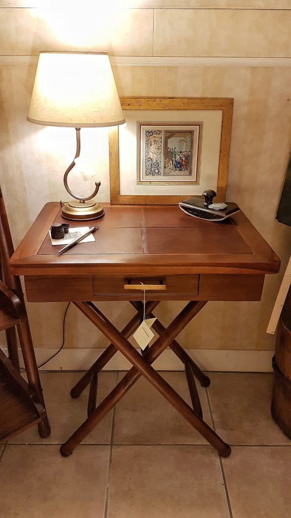 Tavolino scrittoio coloniale in legno di teak Piano in pelle.Arredamento classico contemporaneo Siena e Firenze
