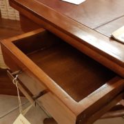 Tavolino scrittoio coloniale in legno di teak con piano in pelle. Apertura cassetto.Arredamento classico contemporaneo Siena e Firenze