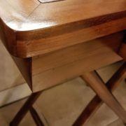 Tavolino scrittoio coloniale in legno di teak con piano in pelle.Particolare bordo. Arredamento classico contemporaneo Siena e Firenze.