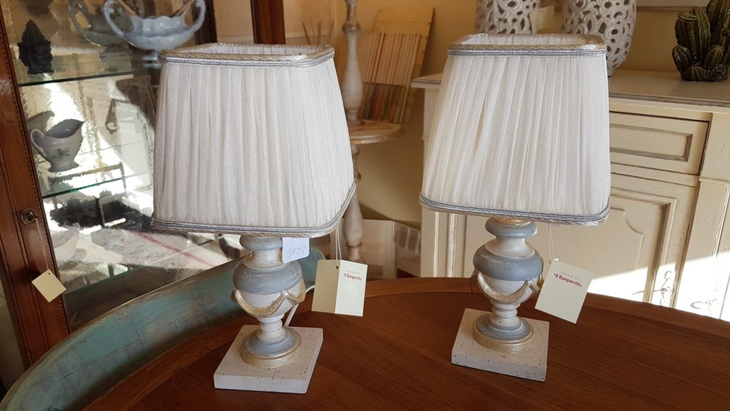 Coppia di lumi in legno intagliato policromo con motivo a festoni e paralume in tronco di piramide increspato. Arredamento classico contemporaneo Siena e Firenze