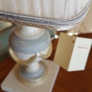 Coppia di lumi in legno intagliato policromo con motivo a festoni e paralume in tronco di piramide increspato. Il cappello. Arredamento classico contemporaneo Siena e Firenze