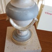 Coppia di lumi in legno intagliato policromo con motivo a festoni e paralume in tronco di piramide increspato. La finitura. Arredamento classico contemporaneo Siena e Firenze