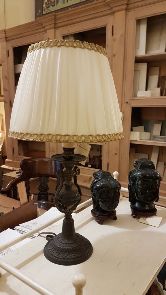 Lampada candelabro antico in fusione con cappello a tronco di cono in seta plissettata. Mobili antichi Siena e Firenze