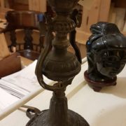 Lampada candelabro antico in fusione con cappello a tronco di cono in seta plissettata.Particolare. Mobili antichi Siena e Firenze