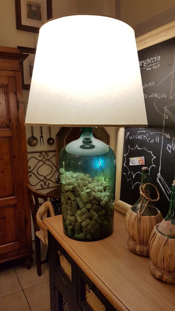 Lampada con base in vetro soffiato ricavata da un'antica acetiera toscana primi Ottocento. Mobili antichi Siena e Firenze