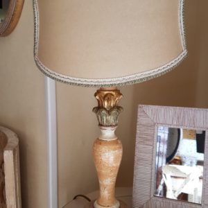 Lampada in legno intarsiato policromo con foglia oro con paralume a ventola stondata in pergamena. Arredamento classico contemporaneo Siena e Firenze