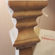 Lume in legno in finitura naturale con cappello a tronco di cono in cotone.Particolare.Arredamento classico contemporaneo Siena e Firenze