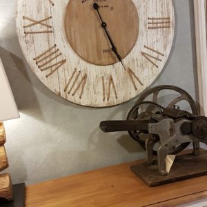 Orologio da muro rotondo country in legno di pino naturale e sbiancato con numeri romani in corda. Mobili country Siena e Firenze