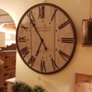 Orologio da muro rotondo country in legno di pino spazzolato decapato con numeri romani e cornice in ferro finitura ruggine. Mobili country Siena e Firenze (2)