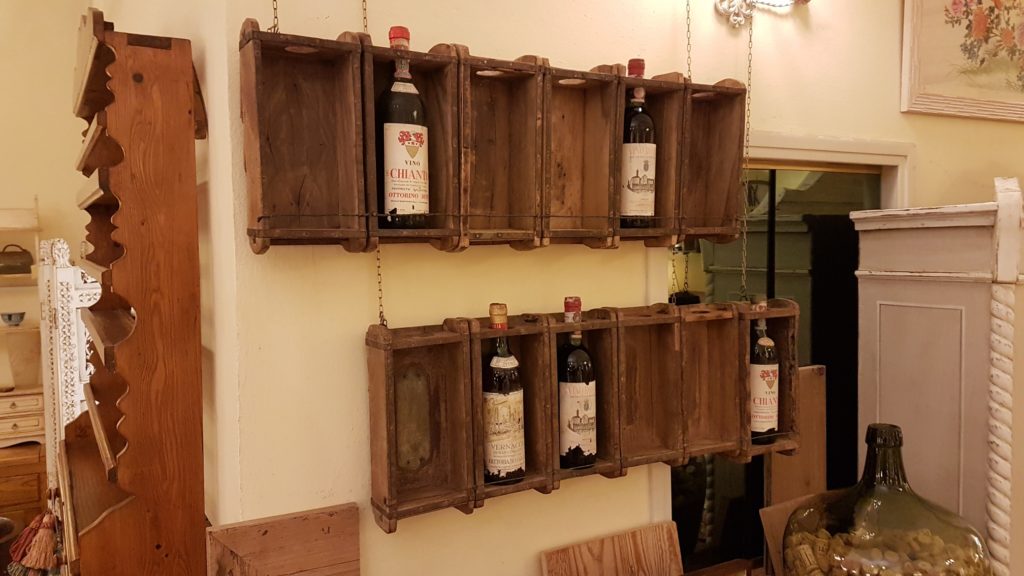 Pannello porta bottiglie realizzato unendo sei antichi stampi in legno per mattoni. Mobili country Siena e Firenze