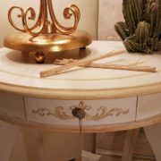 Tavolino ovale in legno di tiglio laccato a mano con cassetto. Particolare piano.Arredamento classico contemporaneo su misura Siena e Firenze