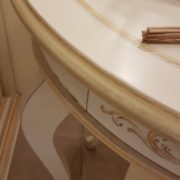 Tavolino ovale in legno di tiglio laccato a mano con cassetto.Particolare decoro. Arredamento classico contemporaneo su misura Siena e Firenze