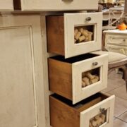 Credenza dispensa porta pasta in legno massello , laccata bianca con piano in legno. Mobili country Siena e Firenze (2)