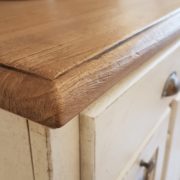 Credenza dispenza, porta pasta in legno tiglio massello, laccata bianca con piano in legno. Particolare piano. Mobili country Siena e Firenze