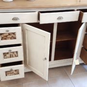 Credenza dispenza, porta pasta in legno tiglio massello, laccata bianca con piano in legno.Aperta. Mobili country Siena e Firenze