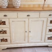 Credenza dispenza, porta pasta in legno tiglio massello, laccata bianca con piano in legno.Frontale. Mobili country Siena e Firenze