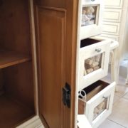 Credenza dispenza, porta pasta in legno tiglio massello, laccata bianca con piano in legno.Frontale.Particolare. Mobili country Siena e Firenze