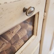 Credenza dispenza, porta pasta in legno tiglio massello, laccata bianca con piano in legno.Particolare cassetto. Mobili country Siena e Firenze.