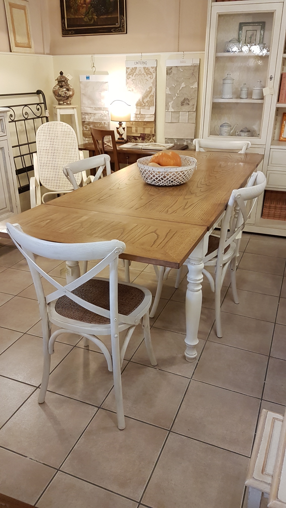 Tavolo Toscano allungabile con base laccata a mano e piano in legno di rovere naturale anticato.Allungato.Mobili country Siena e Firenze