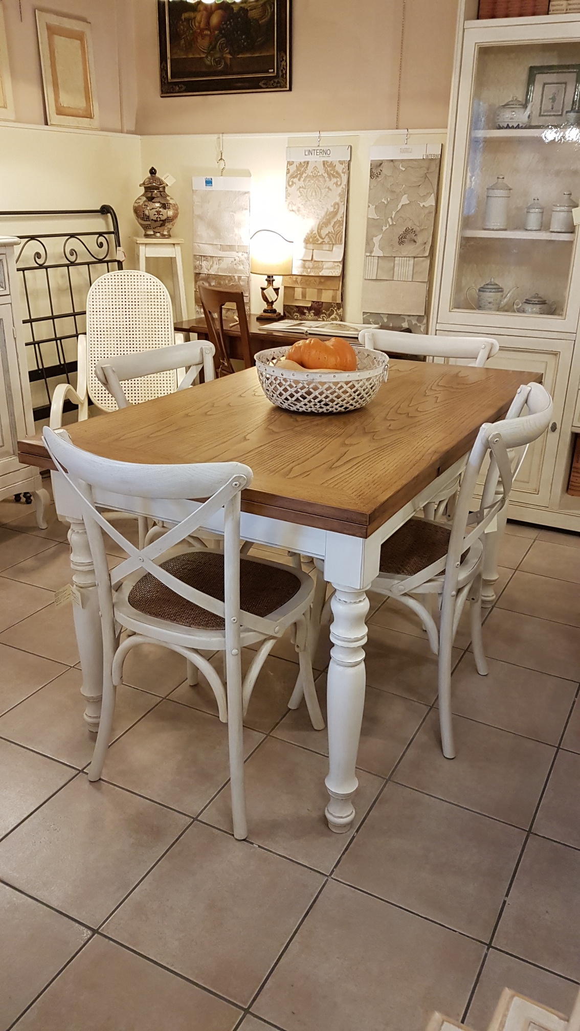 Tavolo Toscano allungabile con base laccata a mano e piano in legno di rovere naturale anticato.Frontale.Mobili country Siena e Firenze