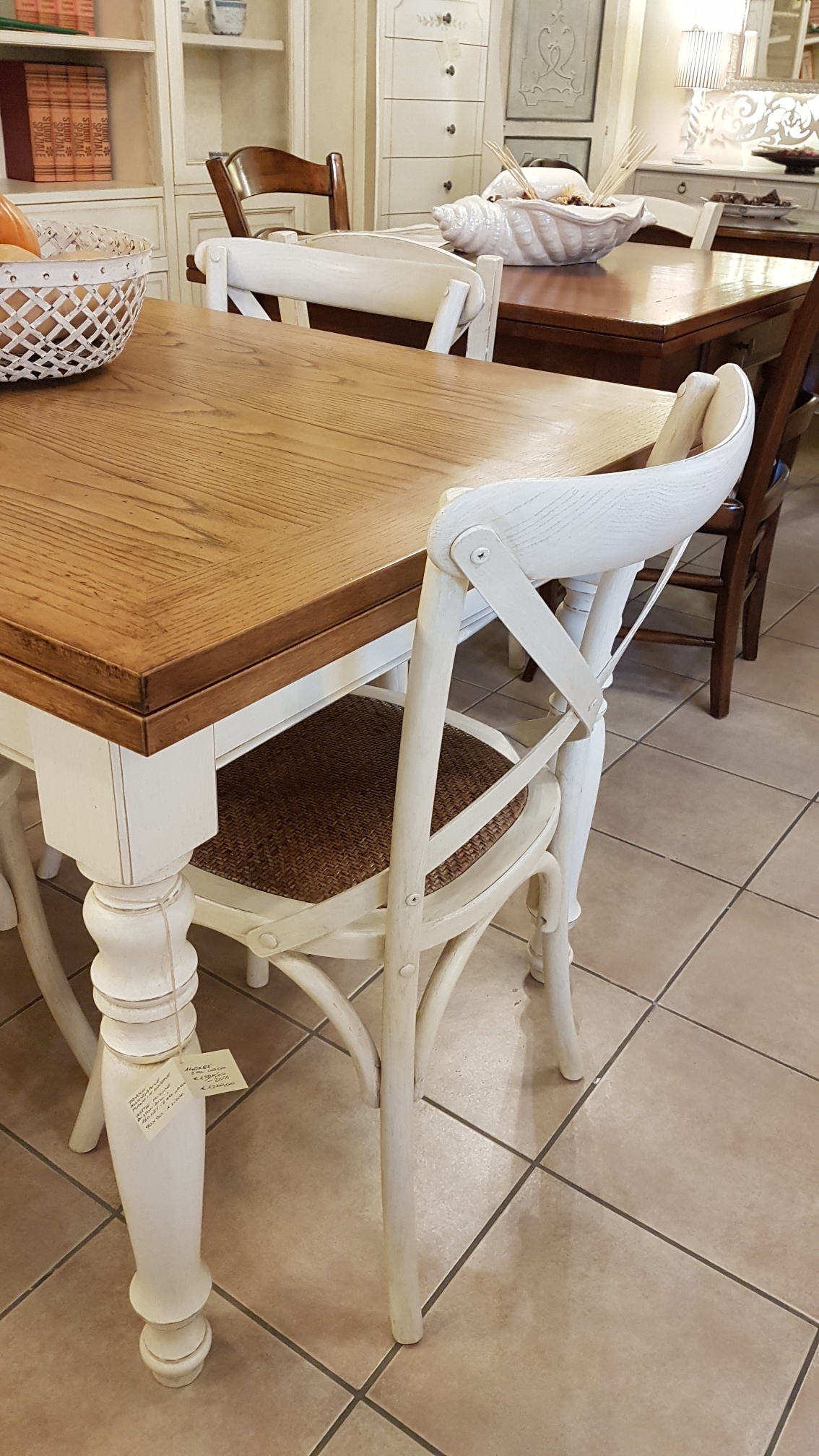 Tavolo Toscano allungabile con base laccata a mano e piano in legno di rovere naturale anticato.Particolare con sedia.Mobili country Siena e Firenze